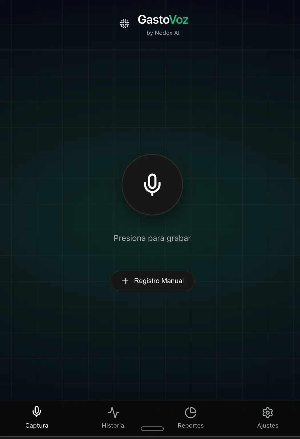 Pantalla de captura por voz de GastoVoz con botón para grabar y opción de registro manual